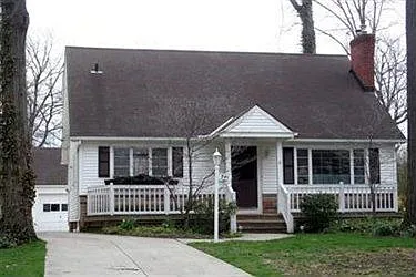 541 Lake Forest Dr photo 1
