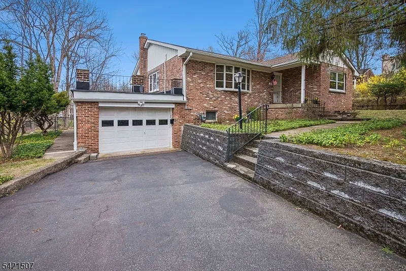 54 Briarhill Rd photo 1
