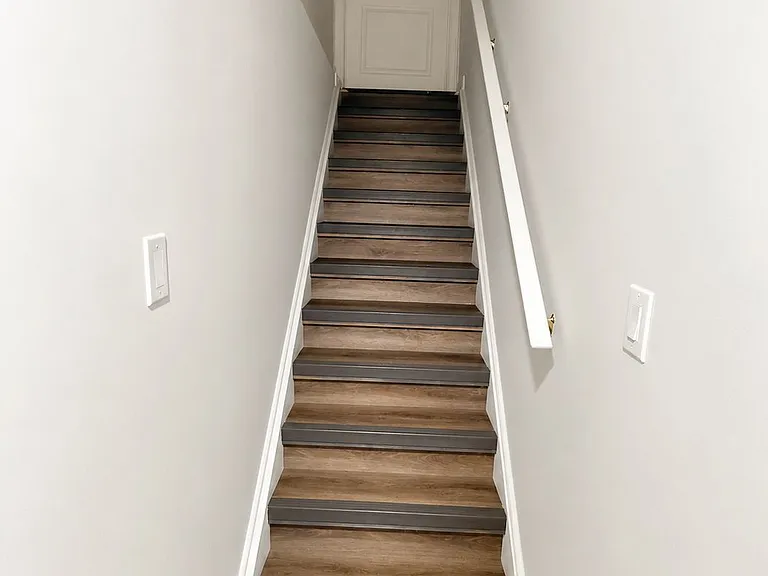 61 Lyndbrook Cres #LOWER — Photo 1