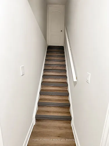 61 Lyndbrook Cres #LOWER Photo 1