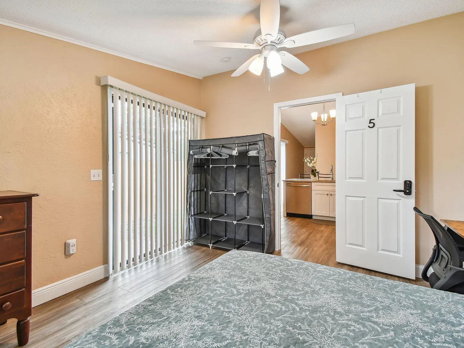 4 bed, 2.0 bath, 1200 sqft, $910 — Photo 3