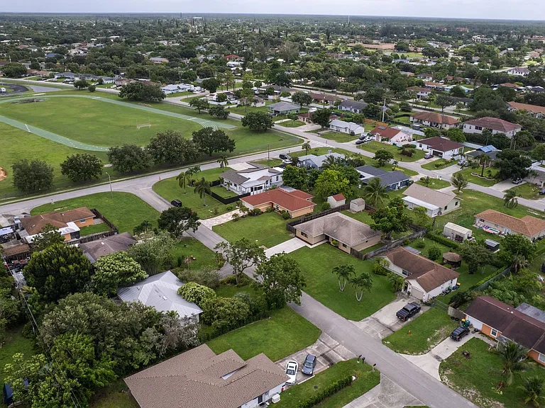 2896 49th St SW — Photo 37