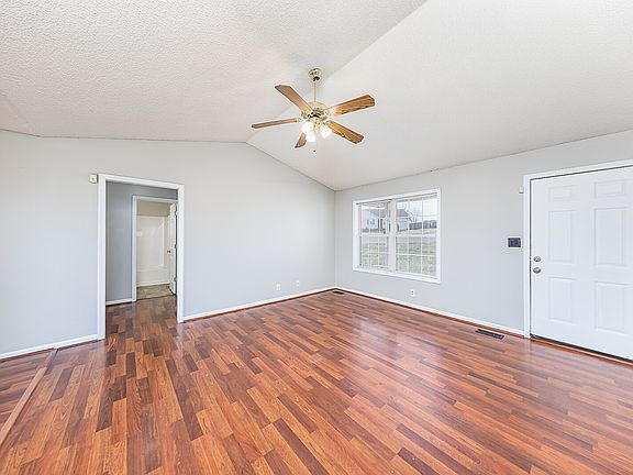 3rd image of 939 Lindsey Dr