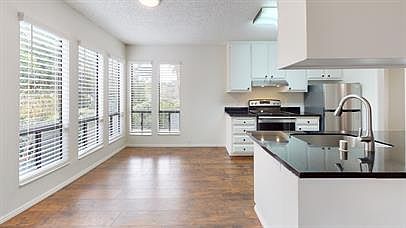 1st image of 915 Lakeside Dr #4