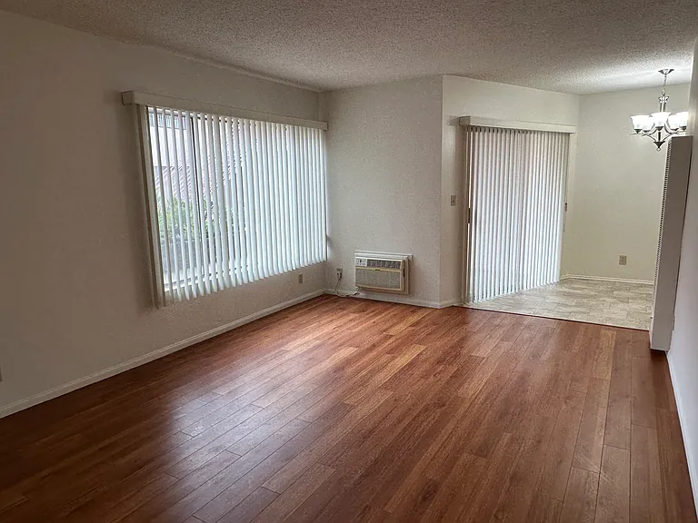 1009 N Hayworth Ave #4 — Photo 3
