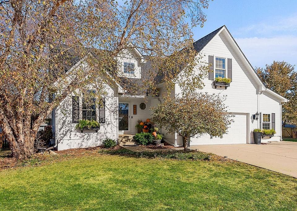 1st image of 440 Skylark Cir