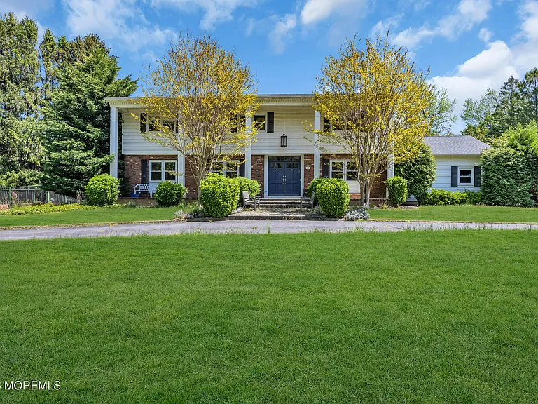 25 Surrey Ln — Photo 2