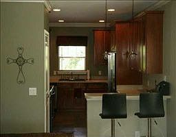 4th image of 939 N Ferncreek Ave