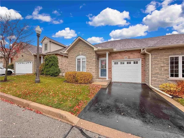 566 Southridge Dr #15, Hamilton, ON L9C 7W5