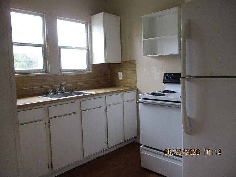 301 W 3rd St — Photo 6