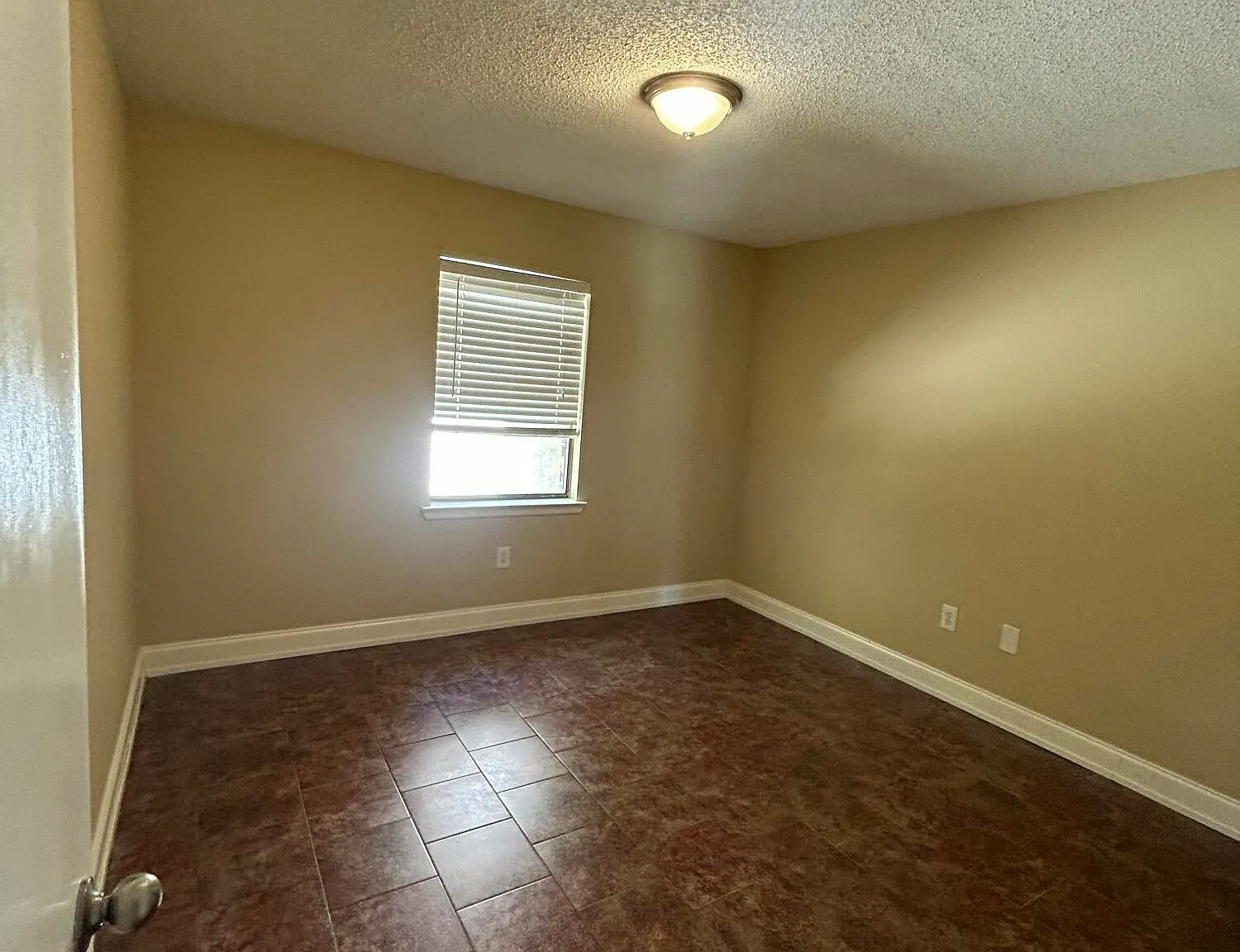 2 bed, 1.0 bath, 767 sqft, $925 — Photo 2