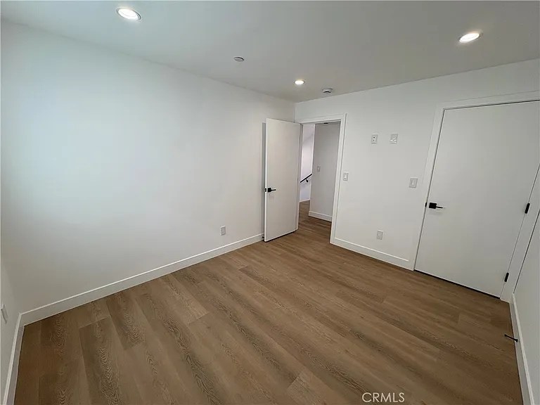 14165 Calvert St — Photo 12