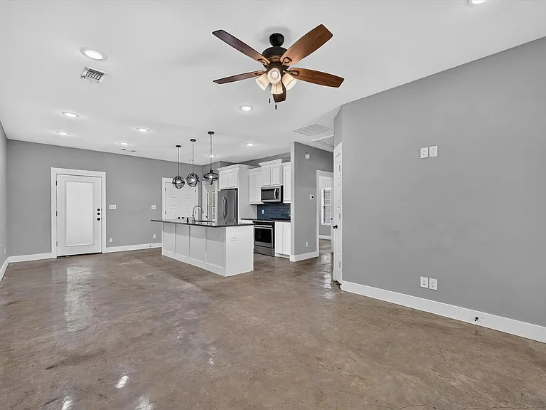 707 E Woodard St — Photo 3