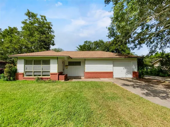 403 Poinsetta St, Lake Jackson, TX 77566