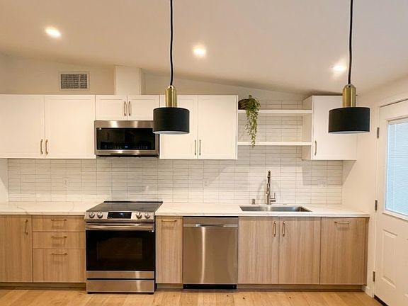 3rd image of 3571 Helms Ave