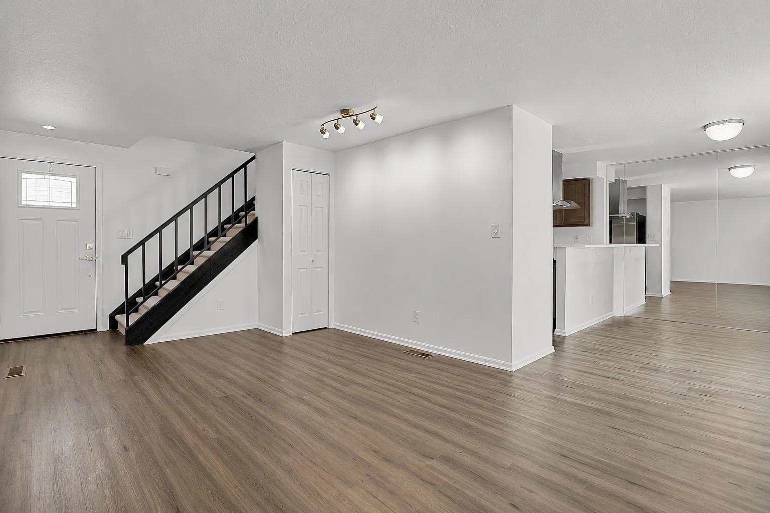 2 bed, 1776 sqft, $2,548 — Photo 4