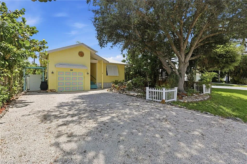 3 bed, 2.0 bath, 1333 sqft, $2,500 — Photo 2