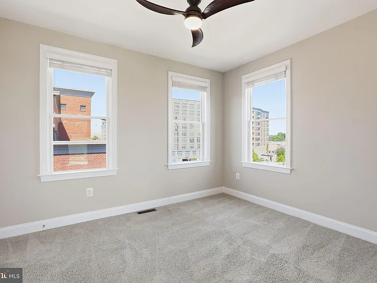 1100 S Edgewood St — Photo 55