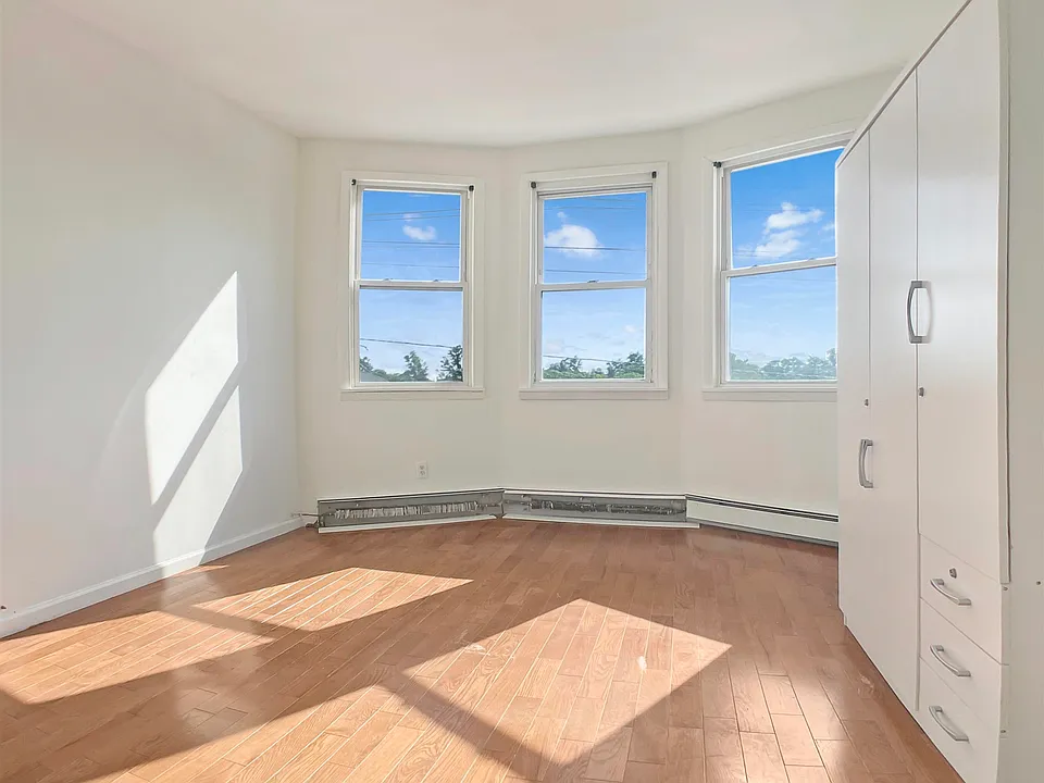 54 Gates Ave #2