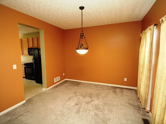 5th image of 277 Lillian Dr