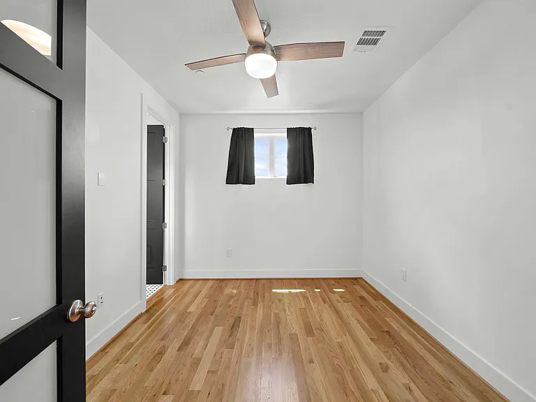 5345 Larkin St — Photo 15