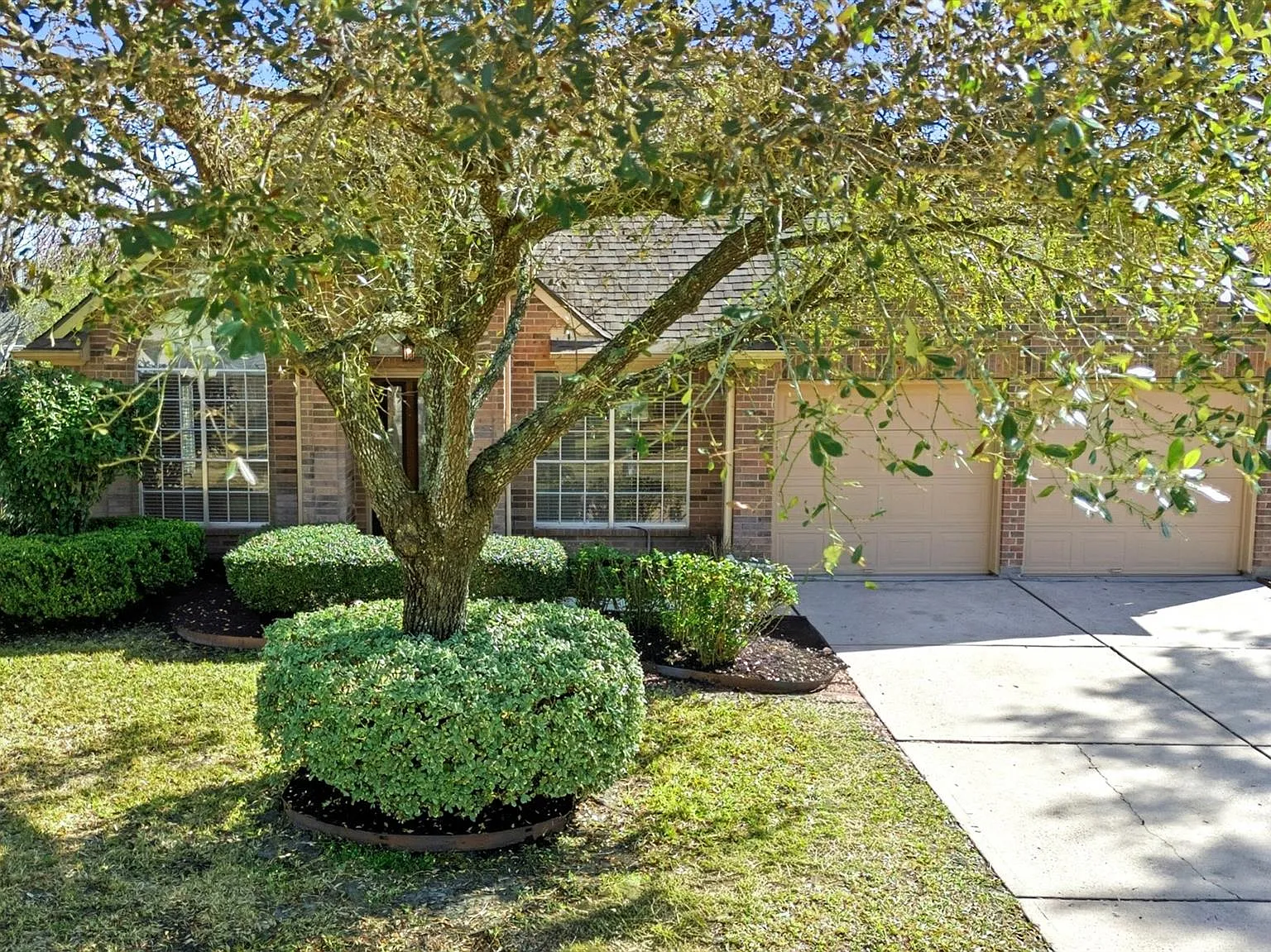 3 bed, 2.0 bath, 1845 sqft, $2,100 — Photo 3
