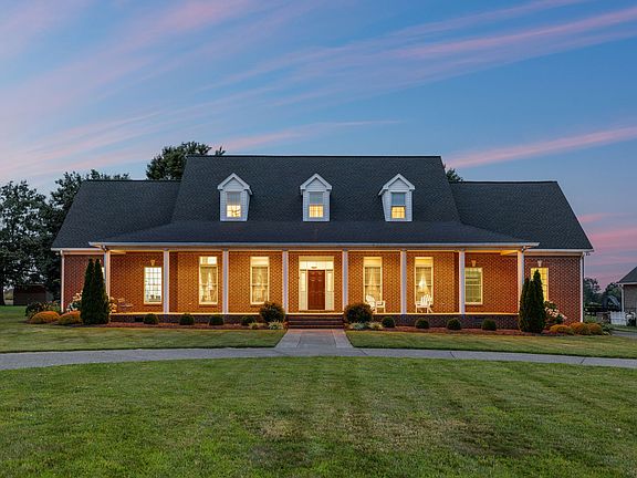 3rd image of 108 Ewing Dr