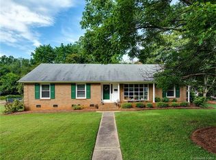 6135 Lake Forest Rd, Charlotte, NC 28227