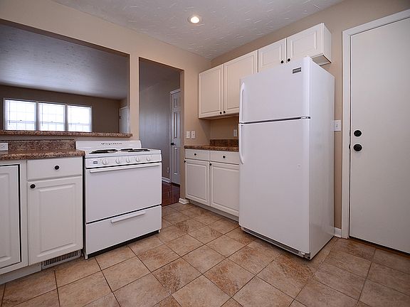 4th image of 3024 S 107th Ave APT B