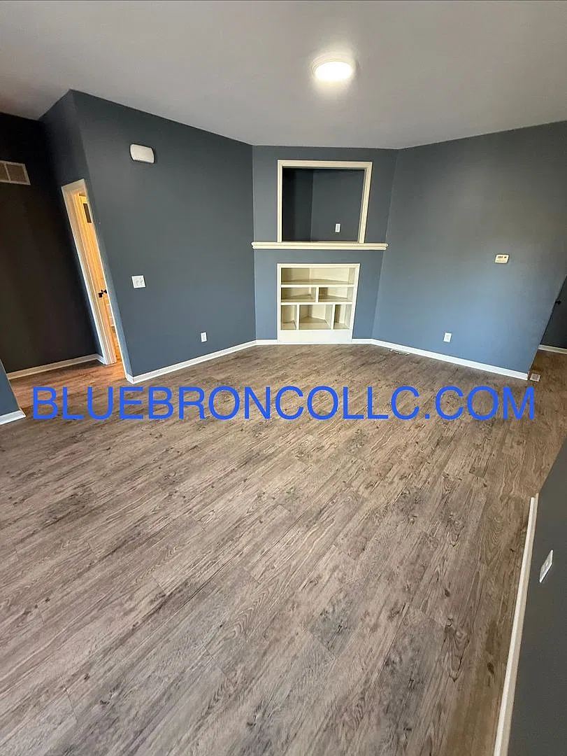 Spectacular unit with plenty of space and updated features throughout. — Photo 3