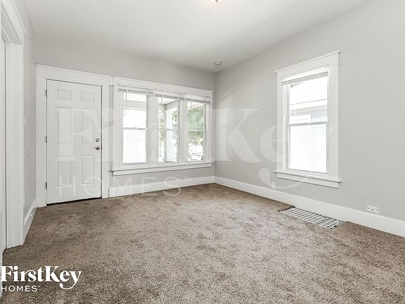 3rd image of 814 Bowditch Ave