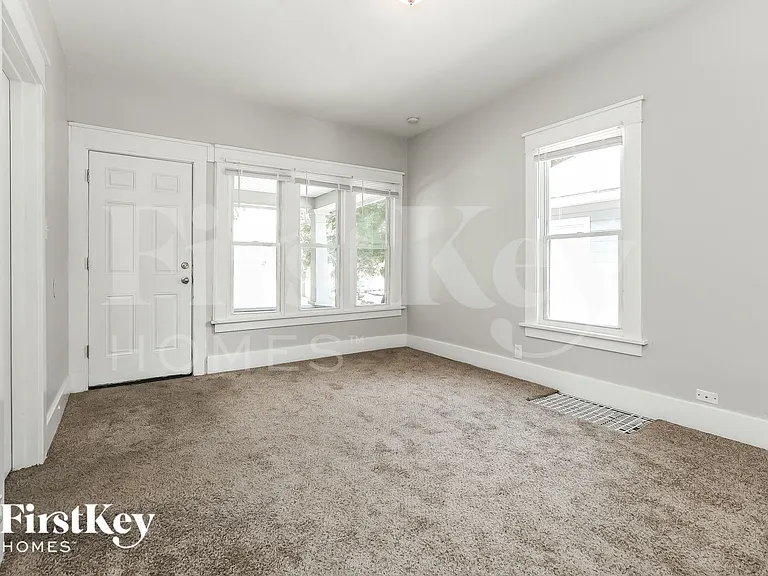 814 Bowditch Ave — Photo 3