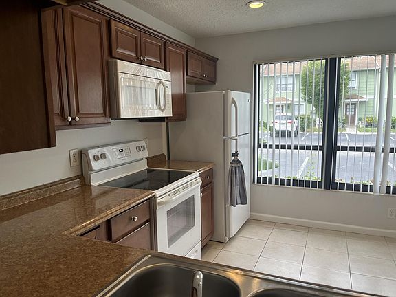 3rd image of 796 Hill Dr APT A