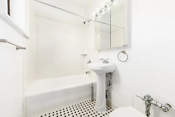 Rented by A&E Real Estate Management | media 15