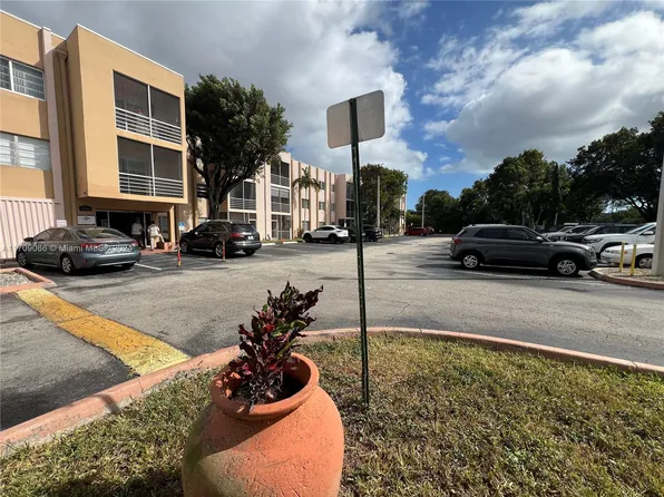 15888 SW 95th Ave APT 220, Miami, FL 33157
