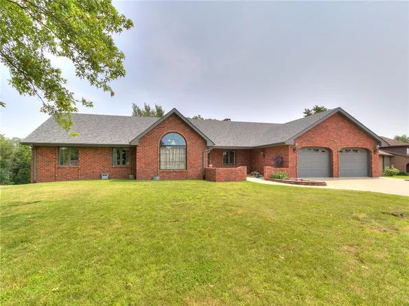 110 Skyline Dr, Knoxville, IA 50138