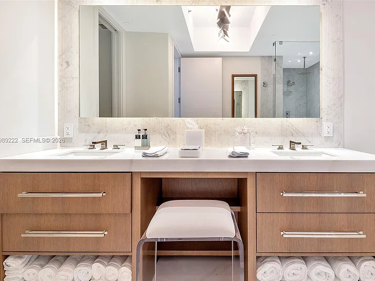 100 S Pointe Dr #708 — Photo 9