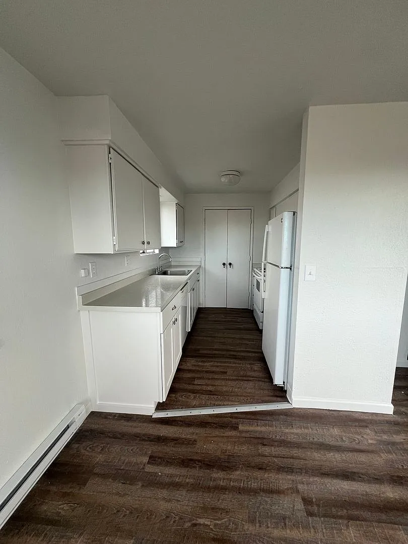 Newly Renovated - 3 Bedroom, 2 Bathroom Apartment - Pacific Terrace — Photo 4