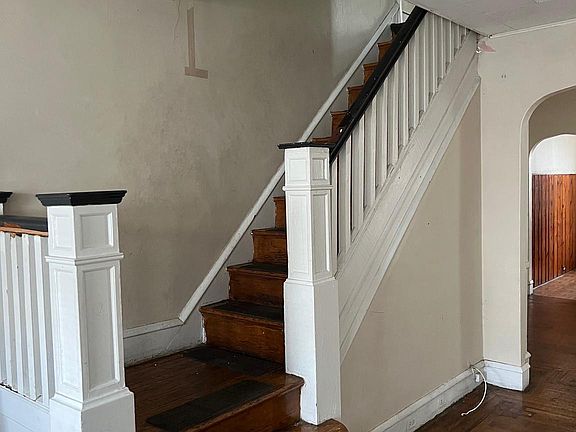 4th image of 532 W Fisher Ave