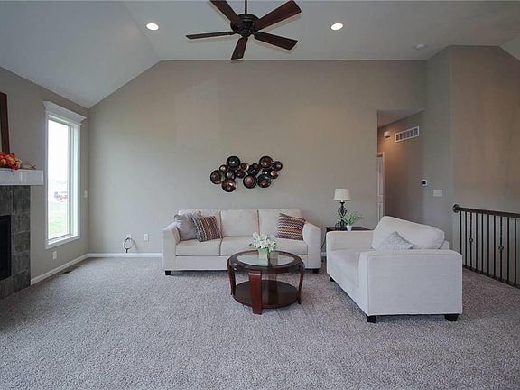 5th image of 1004 SW Eagle Dr