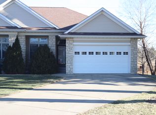 1160 Winchester Ln, North Liberty, IA 52317
