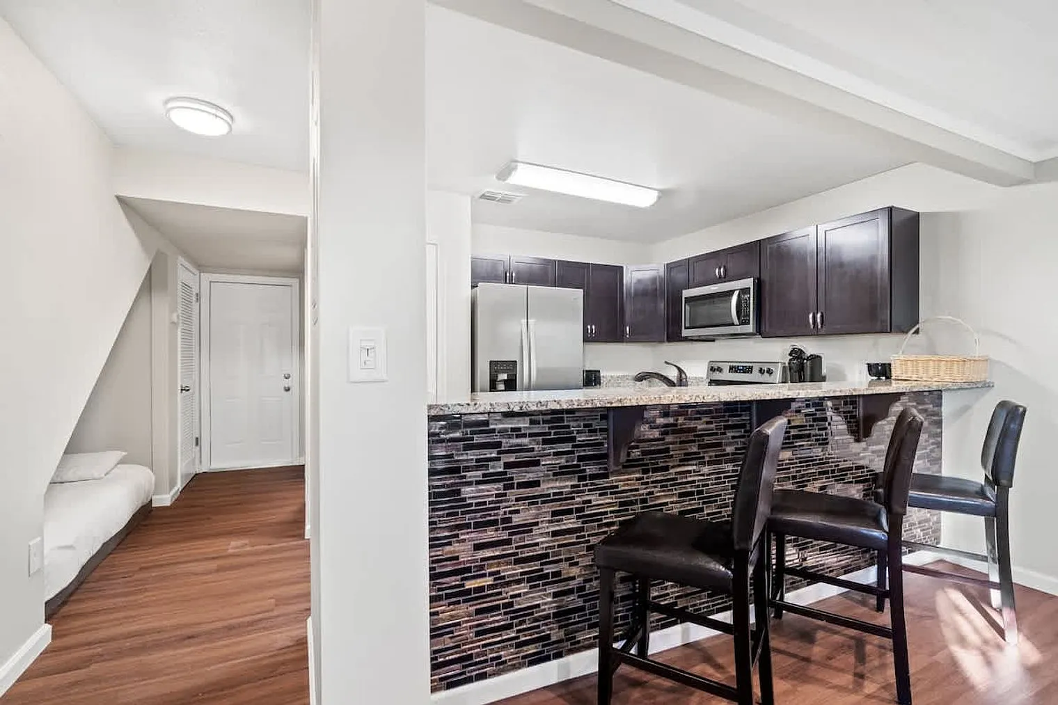 1 bed, 2.0 bath, 904 sqft, $1,193 — Photo 3
