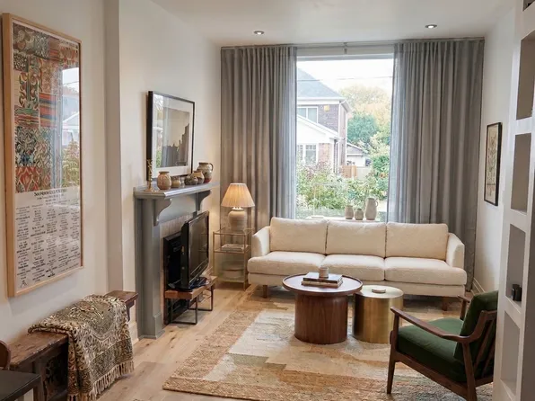 693 Woodbine Ave Unit 1, Toronto, ON M4E 2J4