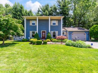 2 Eddy Ln, Rensselaer, NY 12144