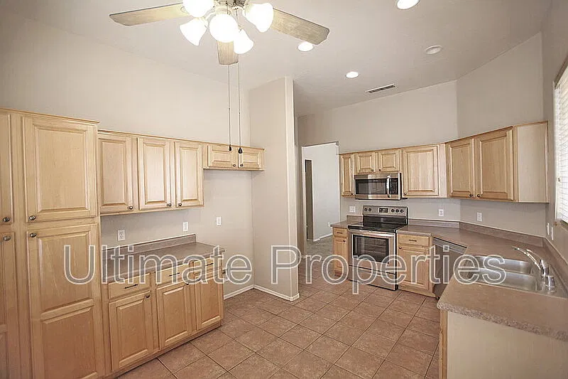 3 bed, 2.0 bath, 1407 sqft, $2,095 — Photo 2