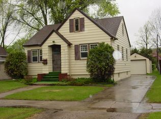 1304 Cottonwood St, Grand Forks, ND 58201
