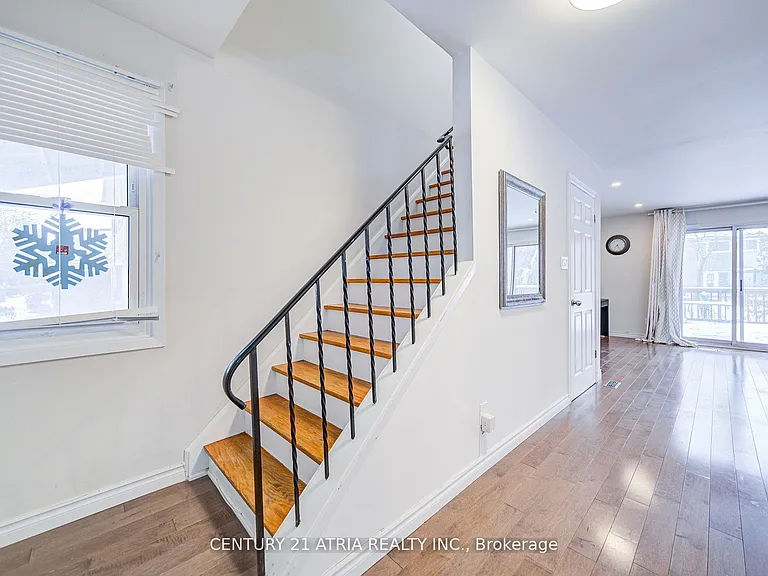 52 Applegate Cres — Photo 3