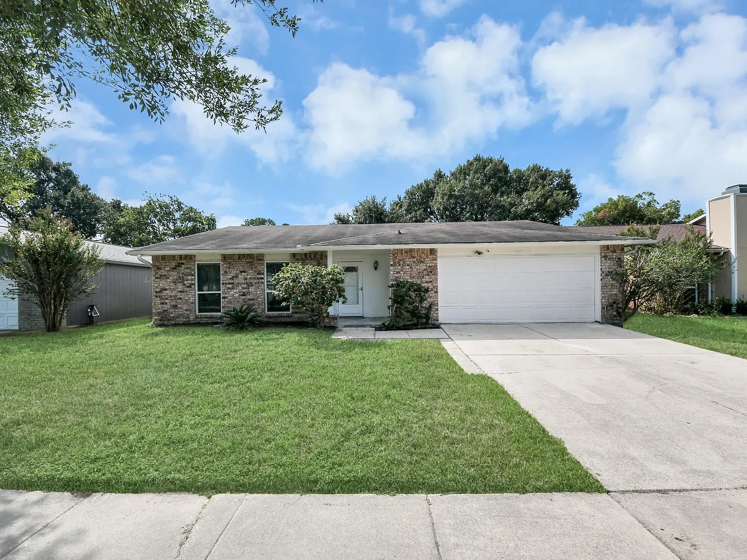 4 bed, 2.0 bath, 2030 sqft, $2,000 — Photo 2