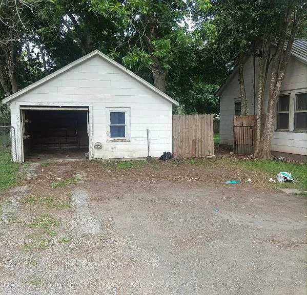 818 Merry Ln — Photo 2