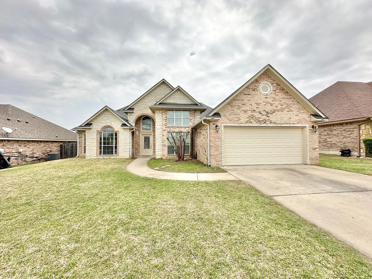 Viewable August 25th! Pets Accepted! — Photo 2